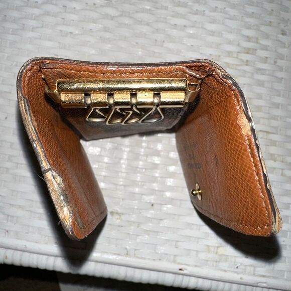 LOUIS VUITTON FOUR KEY HOLDER AUTHENTIC GUARANTEED STAMPED INSIDE - Picture 7 of 10